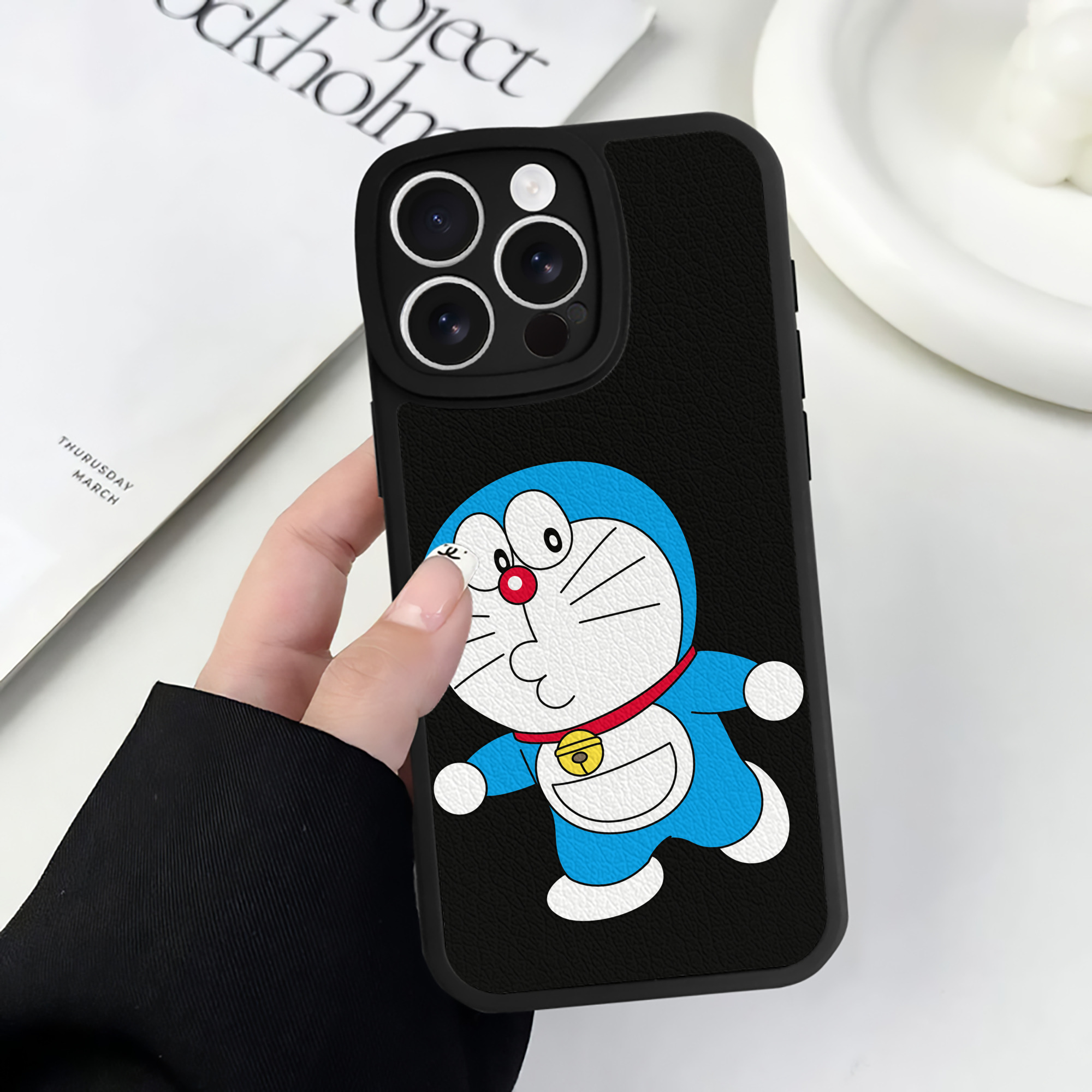 （画像用） ドラえもん Doraemon 【iPhone 16シリーズ対応】シリコンスマホケース（レザー調） 材質：シリコン